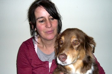 Christa Mester mit Therapiehund Emma